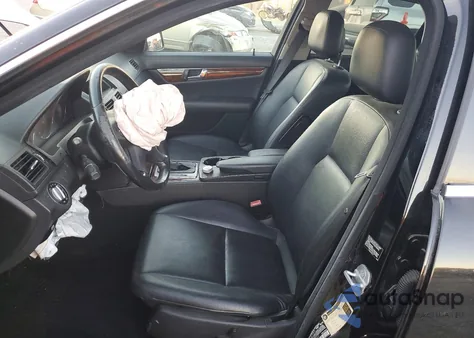 2010 Mercedes-Benz C 300 z USA, uszkodzony, nr VIN WDDGF5EB2AF476727